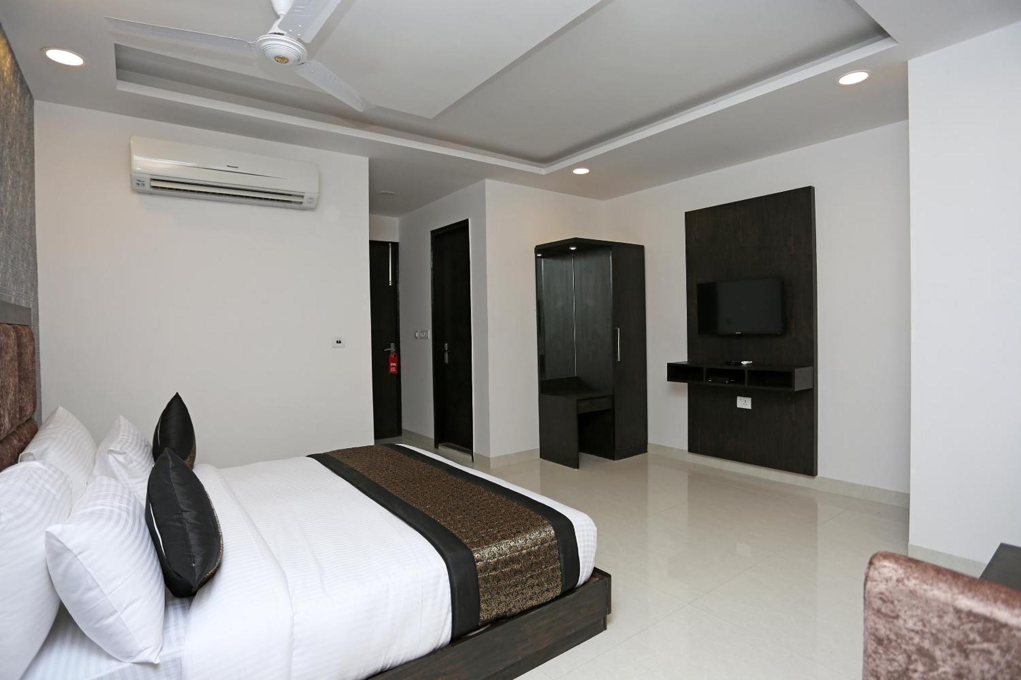 Hotel O M